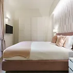 Designer In Oltrarno Apartment