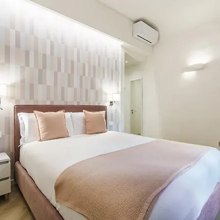 Designer In Oltrarno Apartment